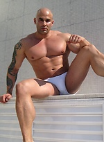 Bald muscle hunk Big Roger